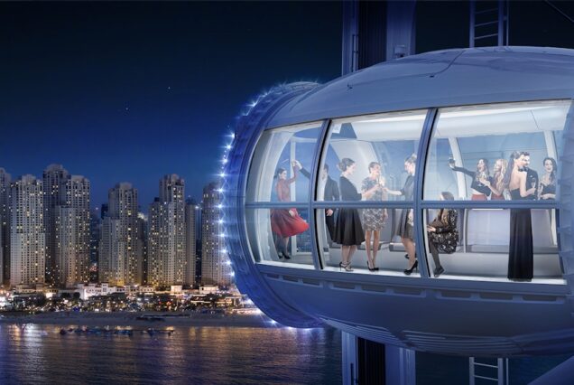 عکس داخل کابین عین دبی با مردم در حال لذت بردن از منظره شب